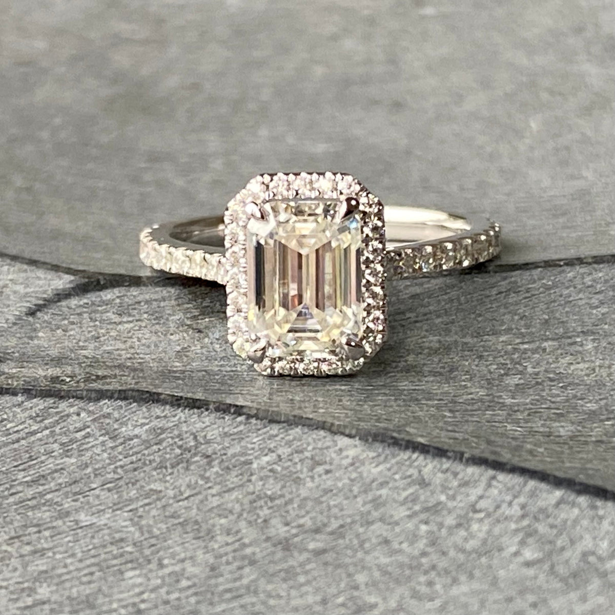 Rhapsody ラプソディ エメラルドカット ラボグロウン